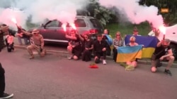 З фаєрами і на колінах зустріли кортеж із тілом Романа Ратушного у Києві
