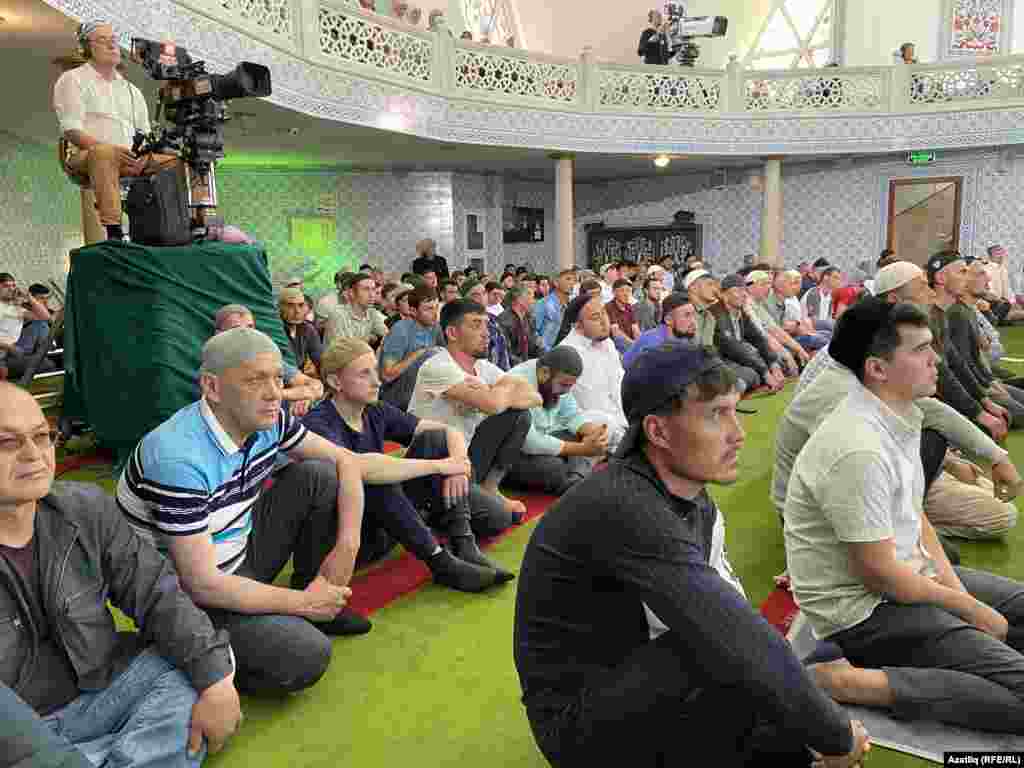 Мөселманнар вәгазь тыңлый