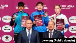 17 жашка чейинкилер арасында кыздардын эркин күрөшүнөн Азия чемпионатынын байге ээлери (65 кг). Гүлнура Таштанбекова (алтын, Кыргызстан), Пулкит Пулкит (күмүш, Индия), Севинч Султонова (коло, Өзбекстан). "Бишкек-Арена" музмайданы. 