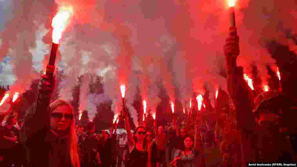 18-июнда Киевде журналист Роман Ратушный менен коштошуу зыйнаты. (Сергей Нужненко) &quot;18-июнда Киевде белгилүү коомдук активист жана журналист Роман Ратушный менен коштошуу зыйнаты өттү. Аза күтүүгө келген элдин арасында көздөрүнөн жаш тегеренген жүздөр көп болду. Орус армиясы басып кирген күнү Ратушный Киевдин жанындагы салгылашууларга катышып, кийин аскерге кеткен. Ратушный 5-июлда 25 жашка чыкмак. Ал 9-июнда Изюмдун жанындагы салгылашта мекени үчүн согушуп жатып каза болгон. Мен Романды жакындан тааныбасам да, Киевде өткөн митинг, акциялардан жолугуп калчубуз&quot;, - деп жазат сүрөттүн автору Сергей Нужненко.&nbsp;