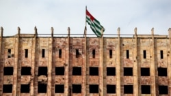 «Это неуместно, даже кощунственно». Сухумский опрос о «Президент-Отеле»