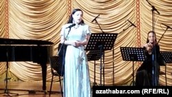 Aýdymçy Leýli Ökdirowa.