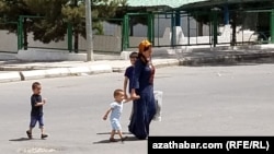 Мама с тремя детьми. Туркменистан (фото из архива)  