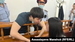 Обвиняемый по делу о январских событиях Алибек Иманбеков обращается к жене после оглашения приговора в суде. 11 июля 2022 года