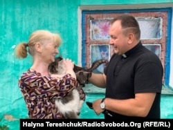 Отець Олексій Філюк відвідує переселенців