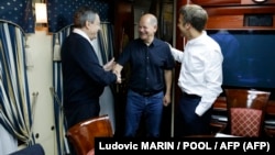 Ֆրանսիայի նախագահ Էմանյուել Մակրոնը, Գերմանիայի կանցլեր Օլաֆ Շոլցը և Իտալիայի վարչապետ Մարիո Դրագին Լեհաստանից Կիև մեկնող գնացքում, 16-ը հունիսի, 2022թ.