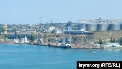 Севастополдогу жээктердин бири. Иллюстрациялык сүрөт.