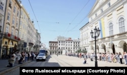 Церемонія прощання з кожним воїном, який загинув на війні, відбувається на площі Ринок