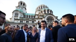 Болгариянын азыркы премьер-министри Кирилл Петков парламенттин алдындагы өкмөттү колдоп келгендер менен жолугушуу учуру.