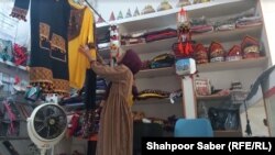 یکی از زنان فروشنده در بازار تجارتی زنان هرات