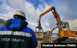 Измельчение деревянных плит на фабрике «IKEA Индастри Новгород». Архивное фото.