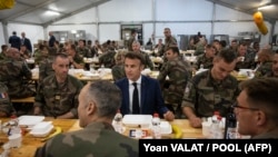 Эммануэл Макрон Румыниядагы НАТО базасында.