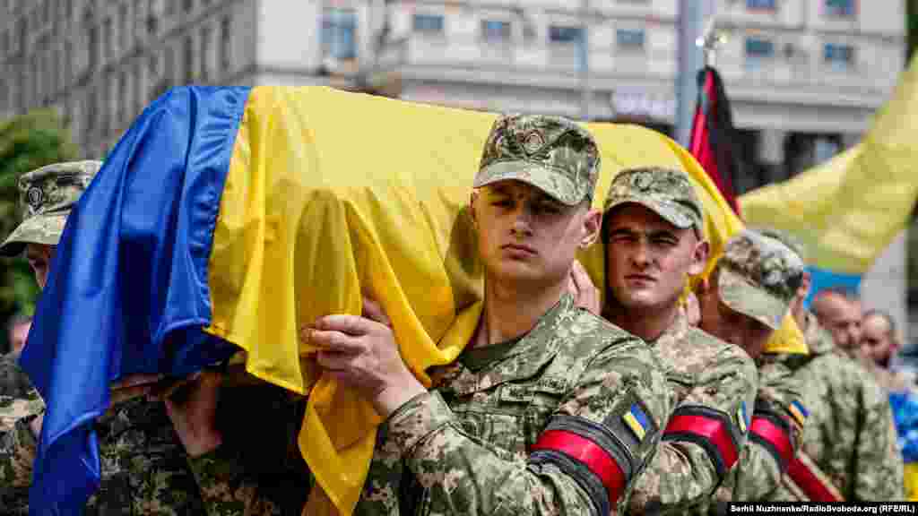 У Києві на майдані Незалежності попрощались з командиром батальйону &laquo;Карпатська Січ&raquo; Олегом Куциним