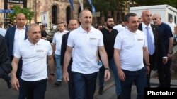 Armenia - Former President Robert Kocharian (center), Ishkhan Saghatelian (right) and Vahe Hakobian at a campaign rally, June 18, 2021.