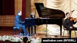 Türkmenistanyň at gazanan artisti Rowşen Nepesow 