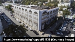 Өрттөнгөн имарат сүрөт тартылган тосмо менен бир нече жыл жабылып турду.