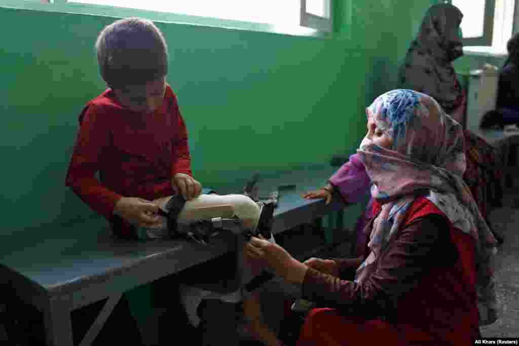 . بر اساس یافته های سازمان ملل متحد٬ در هر ماه ۱۵۰ نفر در افغانستان در نتیجه انفجار ماین ها کشته میشوند. از هر ده نفر قربانی ماین ها٬ هشت تن آنان أطفال هستند که سهوآ اشیای نا شناخته یی را که تعدادی از آن شباهت به بازیچه دارند٬ بر میدارند. ادریس ۸ ساله یکی از این قربانیان است٬ او حالا می آموزد که چگونه با پای مصنوعی خود که توسط صلیب سرخ در کابل برای وی درست شده است٬ حرکت کند