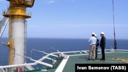 Морська платформа для видобутку газу на Сахаліні, Росія, фото ілюстративне