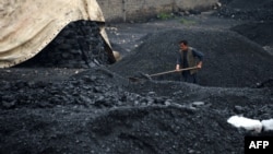 ظاهراً طالبان از فروش زغال سنگ به پاکستان نیز عاید زیادی بدست می‌آورند