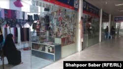 فروشنده گان زن در بازار تجارتی زنان در هرات امیدوارند که کار و بار آنان دوباره رونق بگیرد