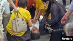 Ок тийген Абэге жоон топ адам жардам берүүгө аракет кылып жаткан учур, 8-июль 2022-жыл.