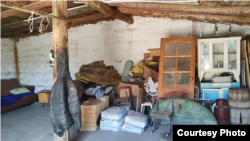 Гараж, в котором мать нашла сына повешенным