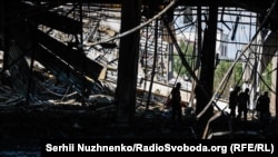 Зруйнована внаслідок російського ракетного удару будівля ТРЦ «Амстор» у Кременчуці