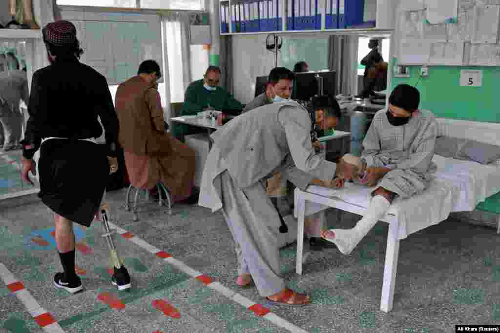 &nbsp;احمد ضیا ۱۷ ساله تحت معاینه داکتر موظف صلیب سرخ در کابل قرار دارد. یک پای احمد ضیا در نتیجه انفجار ماین قطع شده است. از سال ۱۹۸۸ میلادی به این طرف ۴۱۰۰۰ تن از افغانها در نتیجه انفجار ماین ها و مواد منفجر ناشده٬ جان های خود را از دست داده اند. بر أساس گزارش اداره مجادله با ماین سازمان ملل متحد&nbsp; بیشتر از دو سوم قربانیان این رویداد ها أطفال بودند.