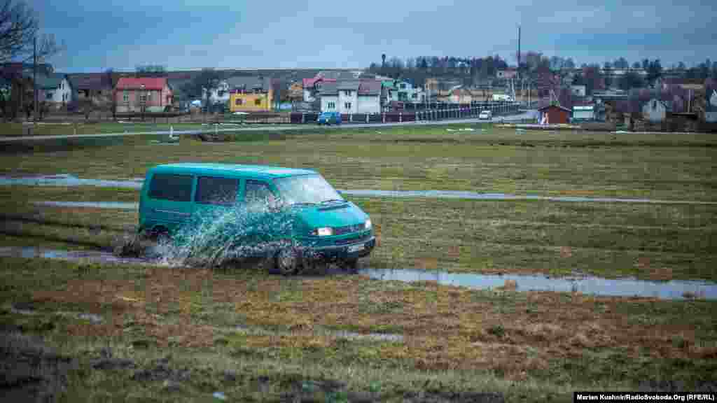 Так вправним водіям вдавалося полем об&#39;їжджати перекриту дорогу.