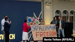 Unlock-2025 жиынына Қырғызстаннан келген белсенділер "Еркіндік" деген жазуы бар плакат ұстап тұр. Прага, 19 мамыр, 2025 жыл.