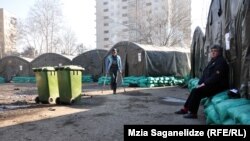 Складывается впечатление, что, как и старенький вентилятор, неспособный справиться со своей основной функцией, «палаточный городок» лишь создает видимость того, что кто-то заботится о бездомных