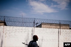 Пророссийский боевик патрулирует тюрьму, август 2014 года