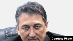 Ўзбекистонда қийноқларни ўз бошидан ўтказган Санжар Умаров қийноқлар муаммосининг ечими сифатида, сўроқ ўтказиладиган камераларга видео-камералар ўрнатишни таклиф қилди.