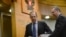 Orsýetiň Daşary işler ministri S.Lawrow (ç) we ministrligiň resmi wekili A.Lukaşewiç (s) 