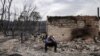 Житель Аманкарагая возле сгоревшего дома. Костанайская область, 5 сентября 2022 года