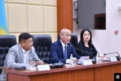 Представители депутатской группы «Жана Казахстан»: Айдос Сарым (слева), Едил Жанбыршин и Наталья Дементьева. Депутаты предложили вернуть столице прежнее название - Астана