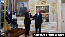 АКШ президенти Дональд Трамп Казакстандын президенти Касым-Жомарт Токаев менен жолугушкан учур. Вашингтон, 6-ноябрь, 2025-жыл 