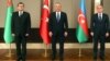 Ankara. Türkmenistanyň, Türkiýäniň we Azerbaýjanyň daşary işler ministrleri Raşid Meredow, Mewlüt Çawuşoglu we Jeýhun Baýramow. Türkmen DIM-niň fotosuraty