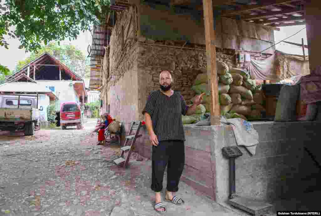 Кадыровдордун үйүнүн короосунда жүгөрү, арпадан тоют да жасаган атайын аппарат да бар.&nbsp;