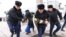 Полиция Тәуелсіздік ескерткіші алдынан бейбіт наразылық акциясына шыққан адамдарды жаппай ұстап, әкетіп жатыр. Алматы, 20 қараша, 2022 жыл