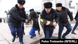 Полиция задерживает участников протестной акции в Алматы. 20 ноября 2022 года 
