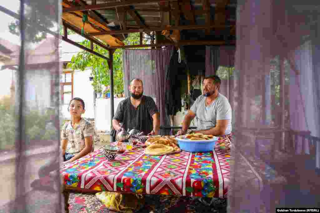 Эркинбек атасы Халмурад Кадыров менен жумуштан кийин чай ичип, баарлашып отурат.&nbsp; &nbsp;