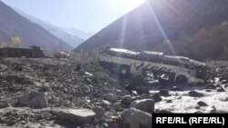 این بس مسافربری که از کابل به سَمت شهر مزارشریف حرکت کرده بود، در منطقۀ تخت سنگ ولسوالی خنجان از جاده منحرف و به دریا افتاد.  