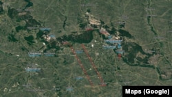 Красными линиями обозначены возможные места перерезания "дороги жизни" между Лисичанском и Бахмутом. А также оккупированные возле Северодонецка населенные пункты. Голубым – населенный пункты под контролем Украины. Стрелками обозначено место столкновения, где в прошлые сутки (16 мая) армия Украины заставила армию России отступить