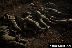 Harkowyň etegindäki Olhowka obasynda ölen 11 rus soldatynyň jesedi, 2022-nji ýylyň 9-njy maýy.