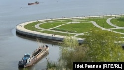 Баржа сбрасывает грунт в залив Казанки, май 2022 года.