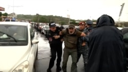 Ոստիկանությունը կանգնեցնում է ավտոերթը, 90-ից ավելի բերման ենթարկված կա