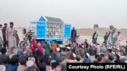 مکتب و کتابخانۀ سیار به دانش‌آموزان دختر و پسر تا صنف نهم در مناطق دور دست ولایت کندهار