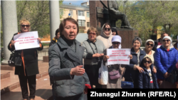 Ольга Смирнова выступает на митинге в Актобе. 14 мая 2022 года