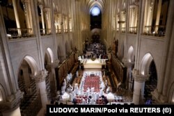 Сьвятары і госьці ў Нотр-Даме 7 сьнежня